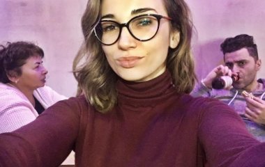 Анфиса Чехова прогулялась по Сеулу в блузе собственного дизайна
