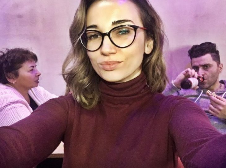 Анфиса Чехова прогулялась по Сеулу в блузе собственного дизайна