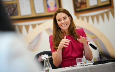 Затмила голливудских звезд: Кейт Миддлтон в золотистом платье произвела фурор на премьере нового фильма о Джеймсе Бонде