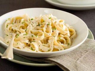 Макарони з куркою у вершковому соусі: простий рецепт вечері