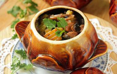 Жаркое из телятины с грибами в горшочках