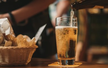 Лікарка пояснила, кому і коли корисно пити пиво