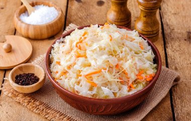 Один секретный ингредиент спасет квашеную капусту: будет хрустящая и точно не перекиснет
