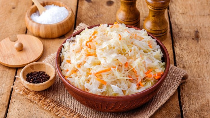 Один секретный ингредиент спасет квашеную капусту: будет хрустящая и точно не перекиснет