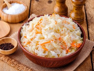 Один секретный ингредиент спасет квашеную капусту: будет хрустящая и точно не перекиснет