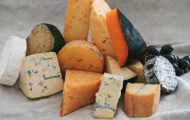 Як зрозуміти ще в магазині, що сир неякісний і його не можна купувати: ключові ознаки