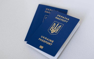 Чи треба здавати чинний закордонний паспорт під час оформлення нового