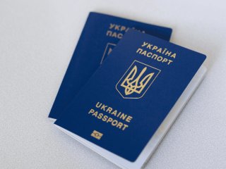 Чи треба здавати чинний закордонний паспорт під час оформлення нового