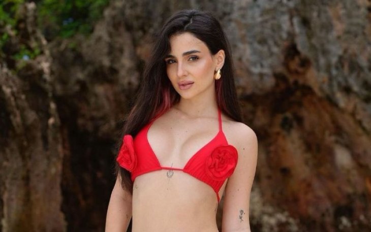 Анна Тринчер похвасталась упругими ягодицами в мини-бикини на экзотических островах