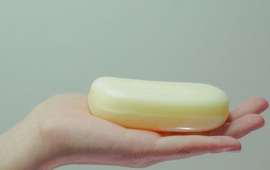 Навіщо досвідчені водії кладуть шматок мила в машину восени: хитрість, про яку мало хто знає