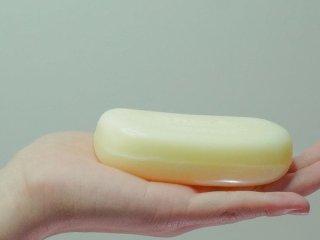 Навіщо досвідчені водії кладуть шматок мила в машину восени: хитрість, про яку мало хто знає