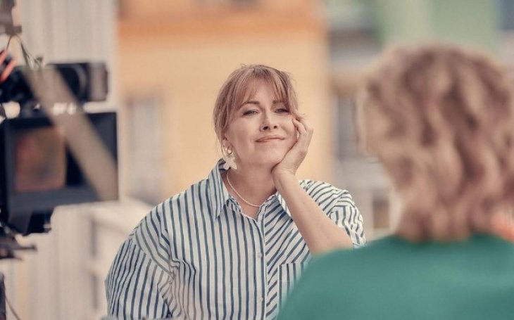 Елена Кравец показалась в стильной футболке за 900 грн без капли косметики на лице