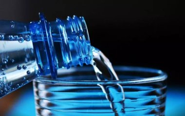 Дієтолог розповіла, чому так важливо пити воду взимку