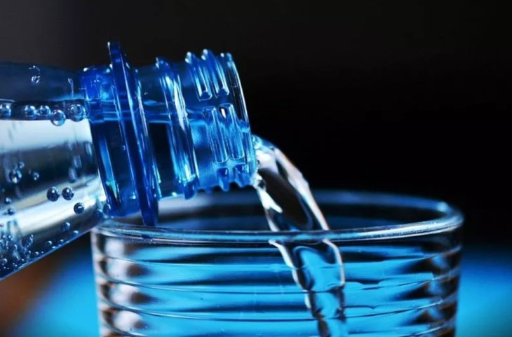 Дієтолог розповіла, чому так важливо пити воду взимку