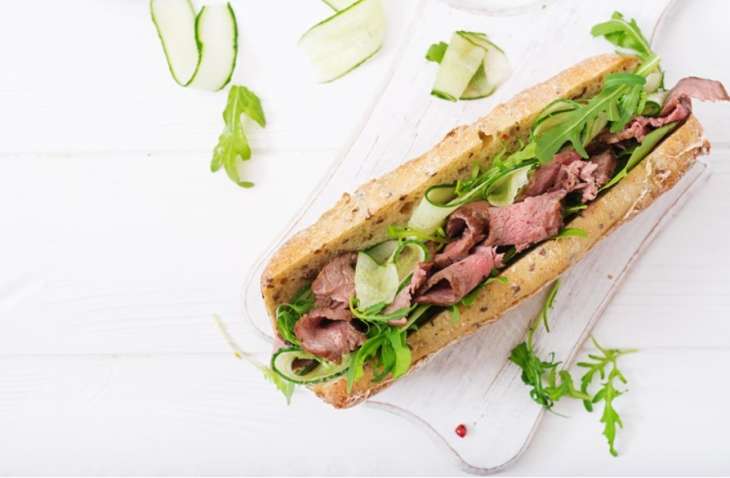 Французский шик — на пикник: готовим пикантный сэндвич с зеленью и ветчиной