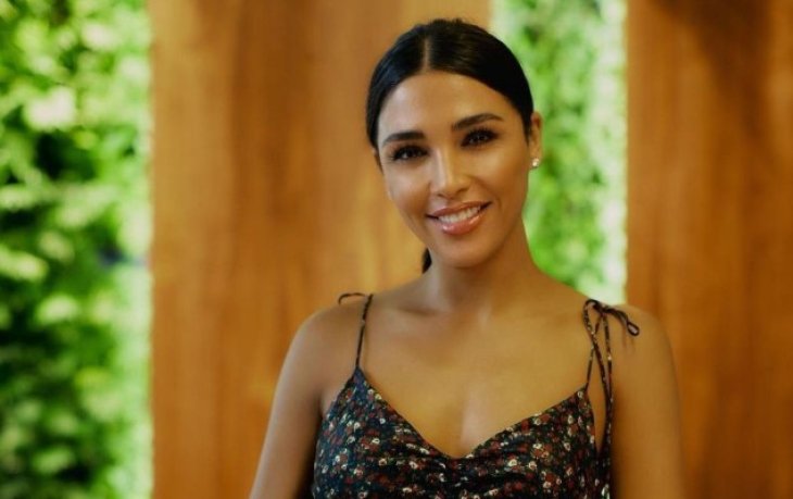 Санта Димопулос взбудоражила воображение фанатов пикантным фото в одном лишь нижнем белье