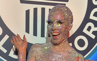 Візажистка покрила себе 74 880 стразами: який вона мала вигляд (фото, відео)