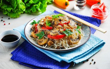 Фунчоза з м'ясом та овочами: як смачно приготувати прозору локшину