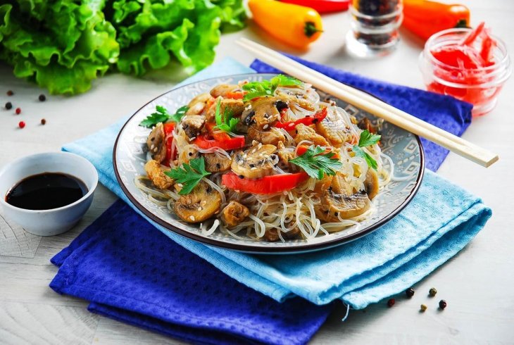 Фунчоза с мясом и овощами: как вкусно приготовить прозрачную лапшу