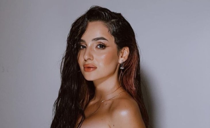 Анна Тринчер в одном только нижнем белье показала, как держит себя в форме