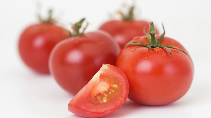 Лікар розповів усю правду про помідори та повідомив, кому їх їсти не можна