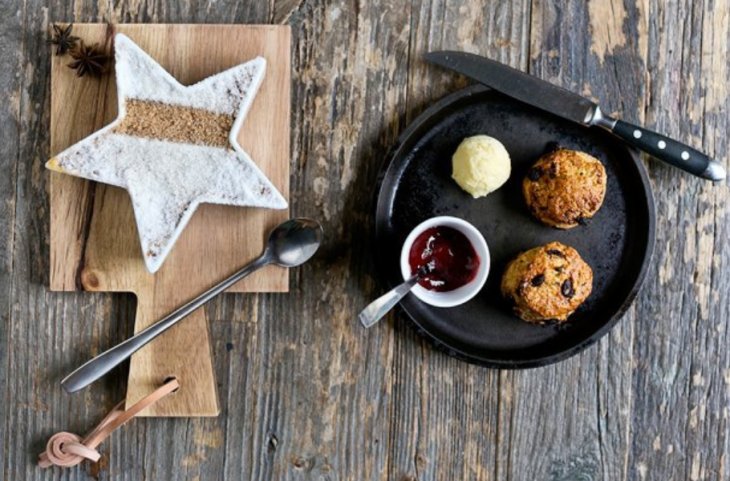 Английский завтрак: Сконы с изюмом и яблочный крамбл