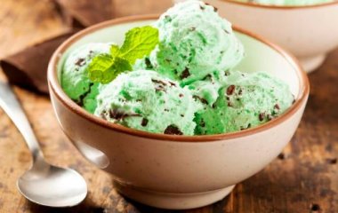 Мятное мороженое с шоколадной крошкой