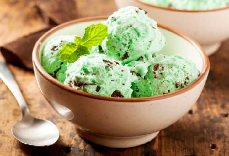 Мятное мороженое с шоколадной крошкой