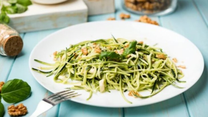 Быстрый рецепт освежающего салата из цуккини и укропа