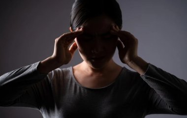 Невролог объяснила, почему женщины гораздо чаще страдают мигренью, чем мужчины