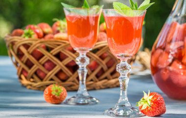 Как дома приготовить ароматный ликер из клубники: пошаговый рецепт только из четырех ингредиентов