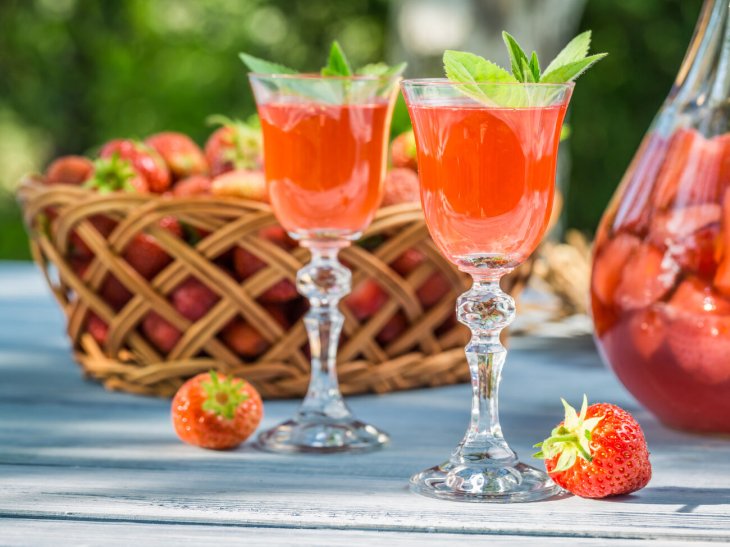 Как дома приготовить ароматный ликер из клубники: пошаговый рецепт только из четырех ингредиентов