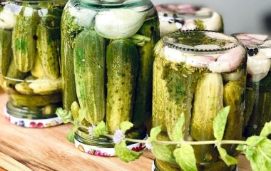 Чому вибухають банки з огірками та як врятувати консервацію: поради для досвідчених господинь