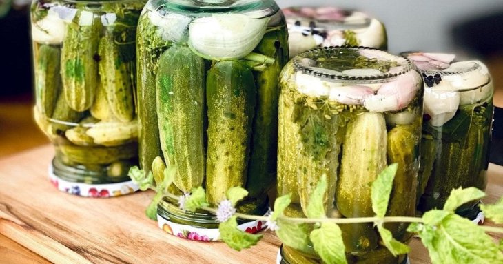 Чому вибухають банки з огірками та як врятувати консервацію: поради для досвідчених господинь