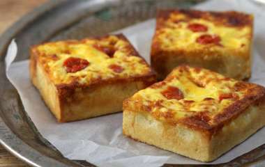 Слоеные пирожки с козьим сыром