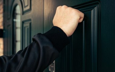 Чому почувся різкий стук — прикмета яку має знати кожен
