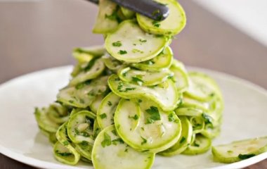 Вкуснее огурцов: как приготовить малосольные кабачки за 15 минут