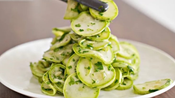 Вкуснее огурцов: как приготовить малосольные кабачки за 15 минут