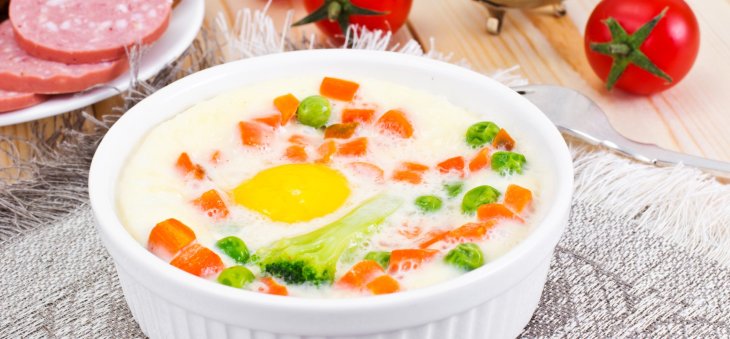 Страва французької кухні: як приготувати яйця в кокотницях