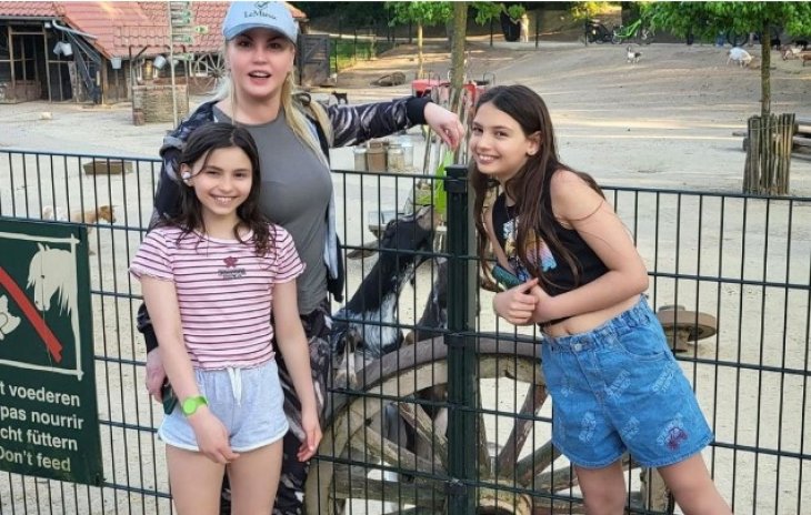 Счастливая Камалия восхитила фотографией с подросшими дочерьми-красавицами