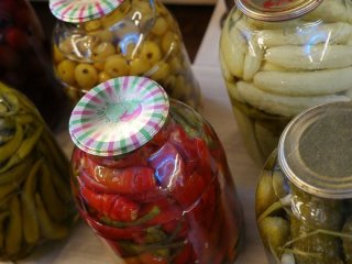 Які кришки найкращі для консервації — білі чи жовті: як правильно вибрати й не помилитися