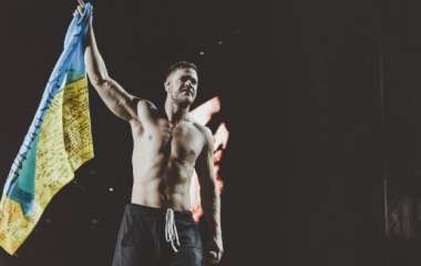 На концерте Imagine Dragons в Грузии поклоннице запретили развернуть украинский флаг