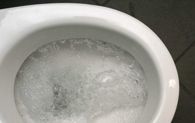 Як почистити унітаз від жовтого нальоту, сечового каменю, іржі: методи, що не працюють та ефективні способи