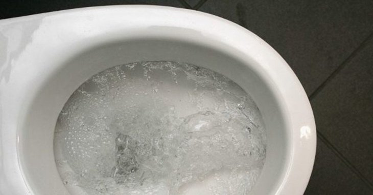 Як почистити унітаз від жовтого нальоту, сечового каменю, іржі: методи, що не працюють та ефективні способи