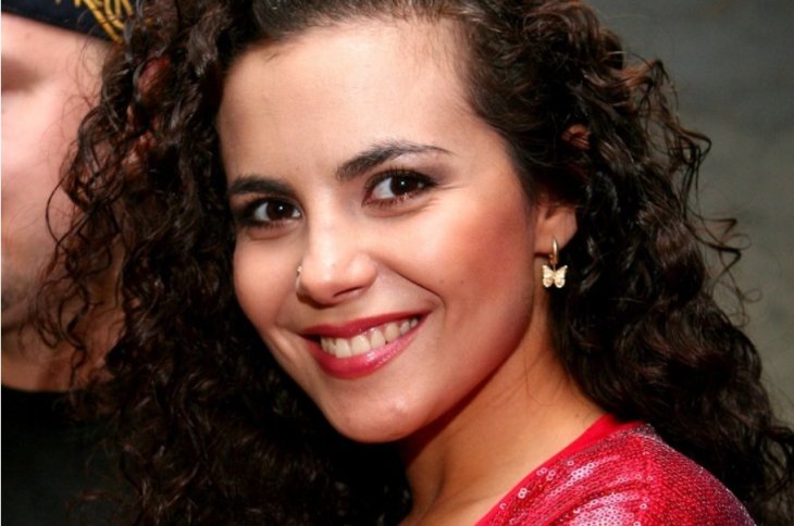 «Шикарная грудь»: Каменских подразнила упругим бюстом в лимонном бикини