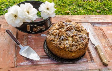 Ржаная шарлотка с яблоками и орехами