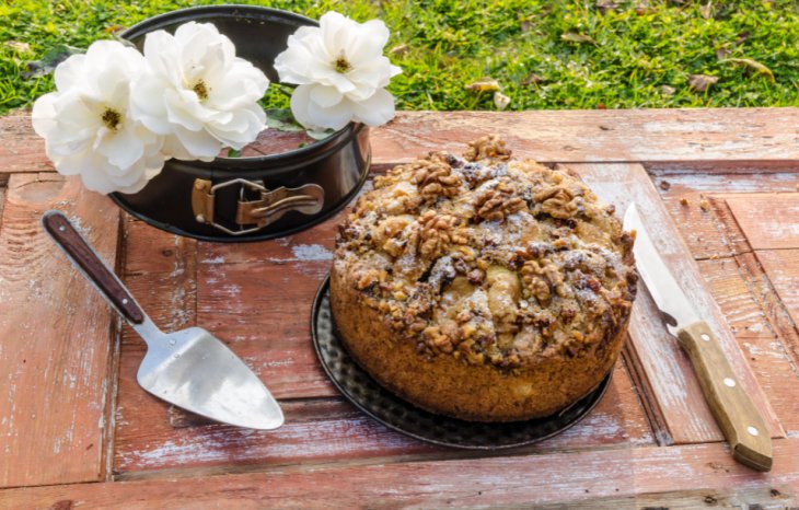 Ржаная шарлотка с яблоками и орехами