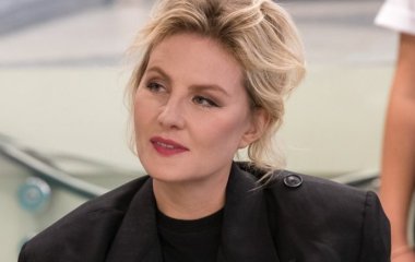 Рената Литвинова в синем плаще и с зелеными волосами сразила поклонников наповал