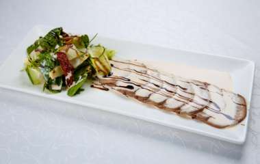 Язык говяжий с соусом из тунца