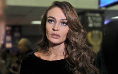 Алена Водонаева примерила женственный костюм желтого цвета